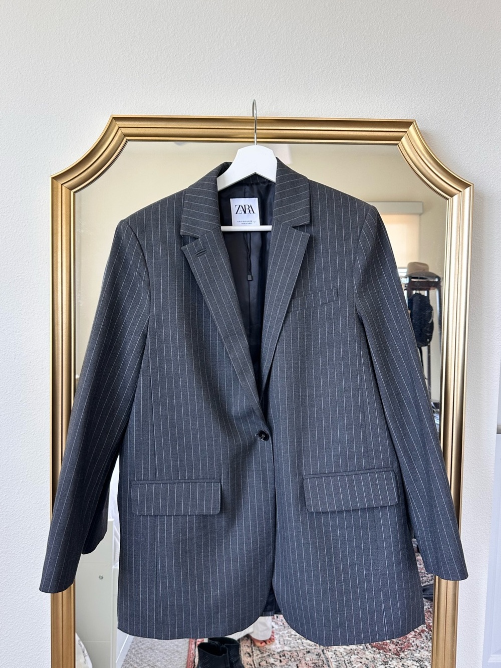 Zara Pinstripe Blazer lateral vents - Classic with a twist!